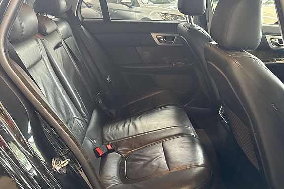 Jaguar XF 13 of 19