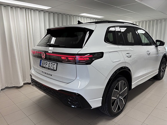 Volkswagen Tiguan 3 of 10