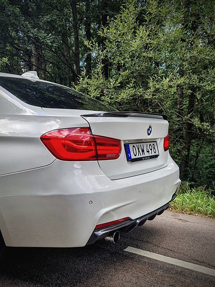 BMW 318d 2 of 10