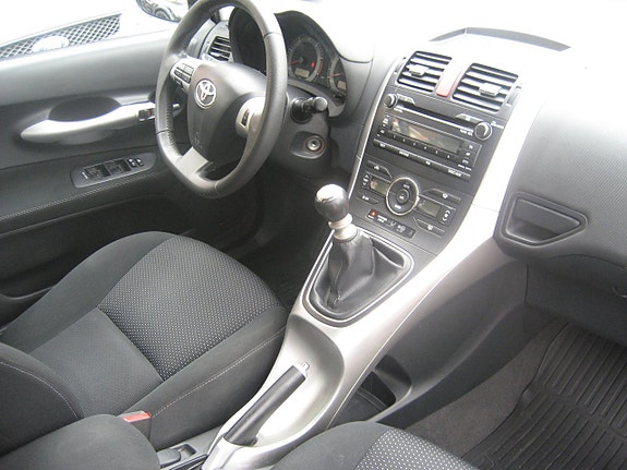Toyota Auris 10 of 16