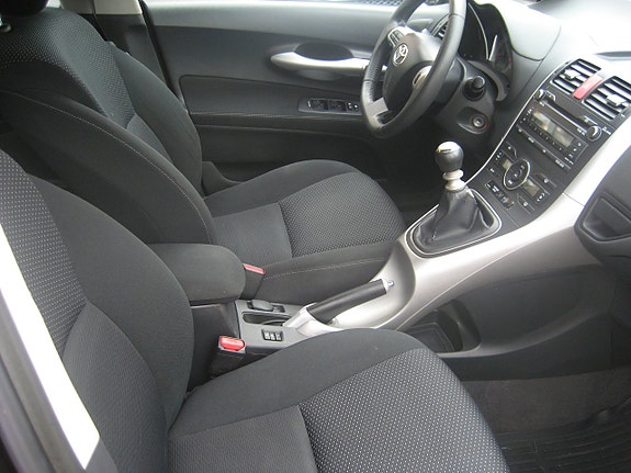 Toyota Auris 9 of 16