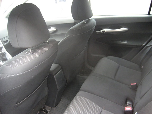 Toyota Auris 8 of 16