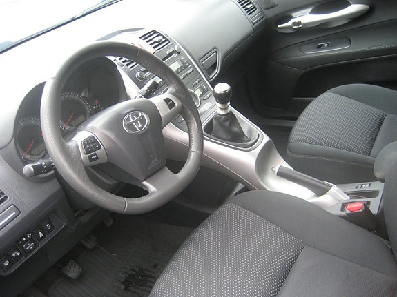 Toyota Auris 6 of 16