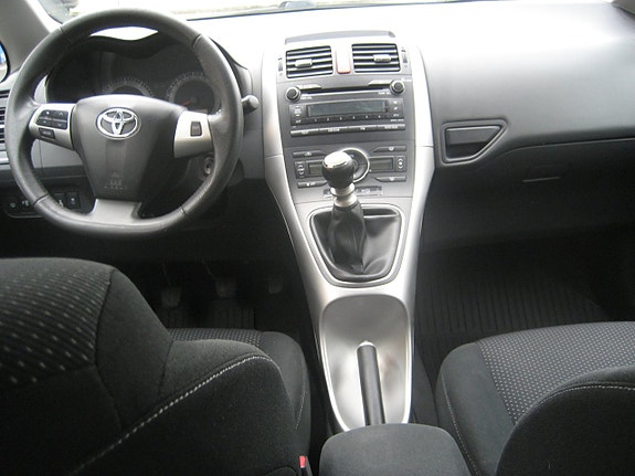 Toyota Auris 7 of 16