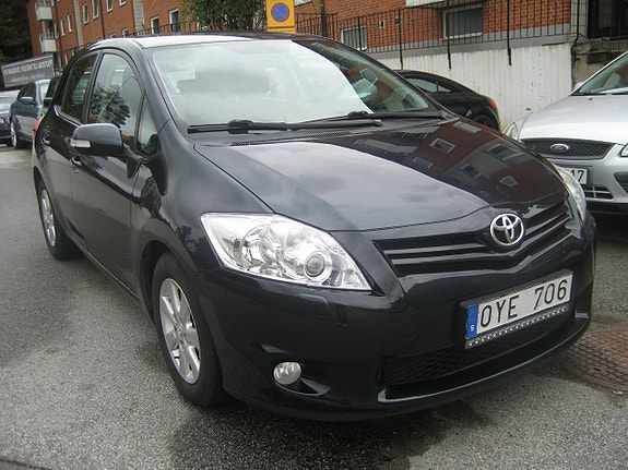 Toyota Auris 2 of 16