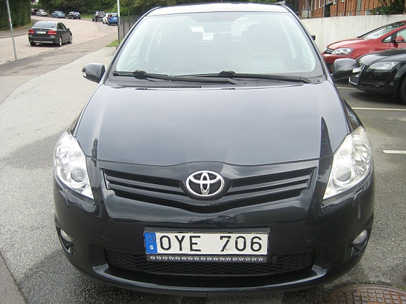 Toyota Auris 12 of 16