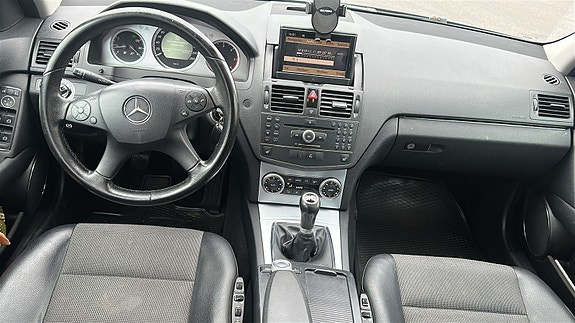 Mercedes-Benz C200 5 of 6