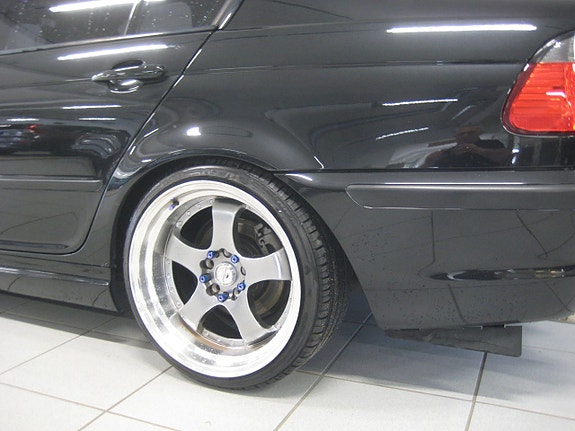 BMW 320i 11 of 16