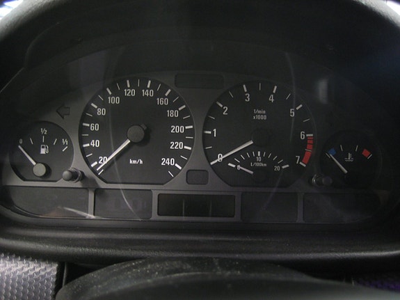 BMW 320i 16 of 16