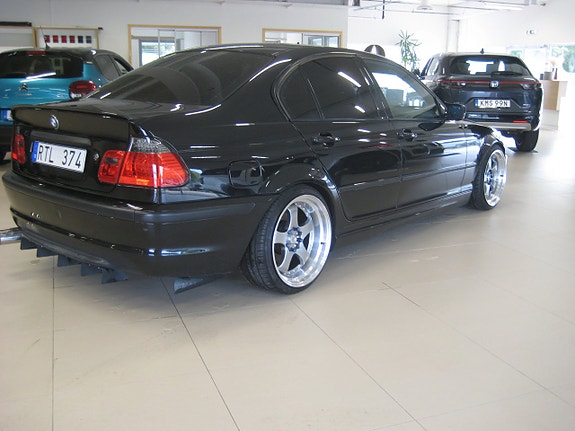 BMW 320i 4 of 16