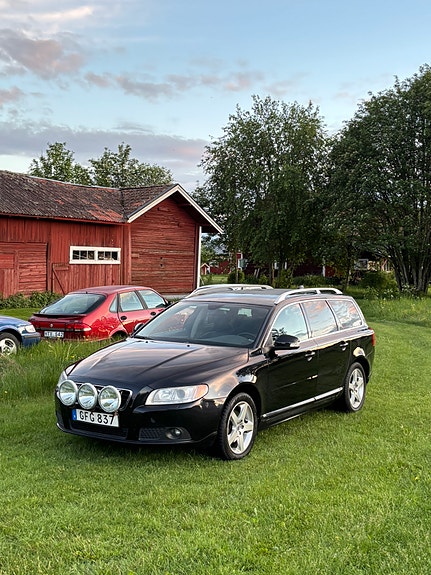 Volvo V70 2 of 6