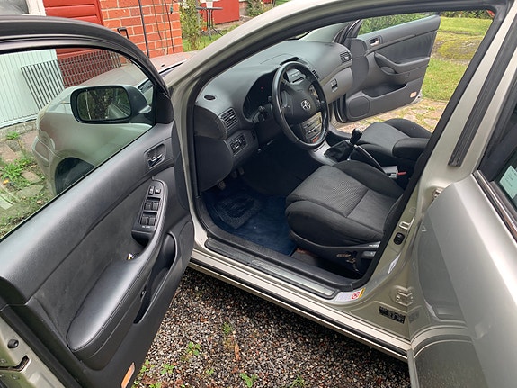 Toyota Avensis 8 of 14