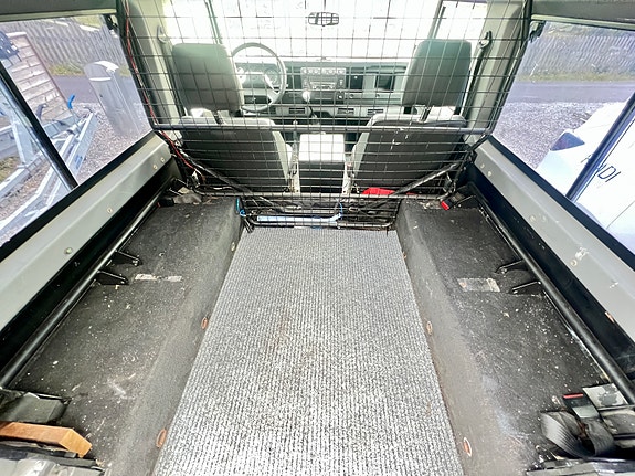 Land Rover Defender 90 6 of 6