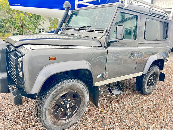 Land Rover Defender 90 2 of 6