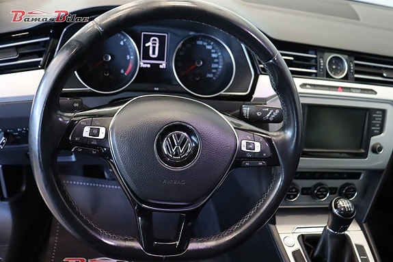 Volkswagen Passat 10 of 19