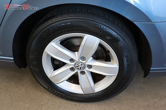 Volkswagen Passat 17 of 19
