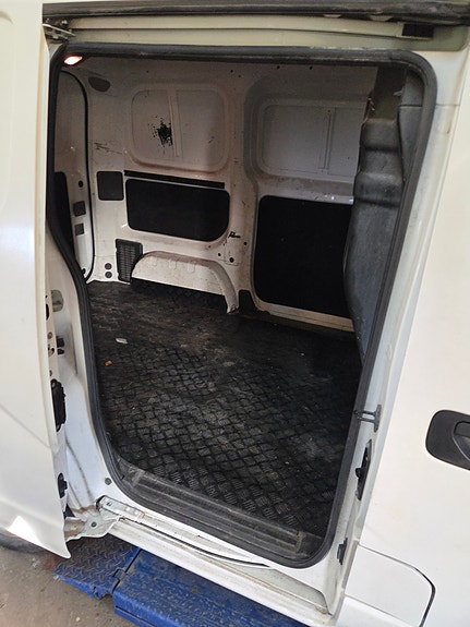 Nissan NV200 5 of 6