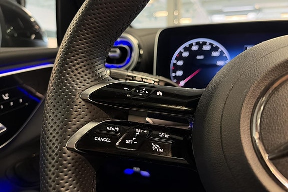 Mercedes-Benz GLC300 e 14 of 25