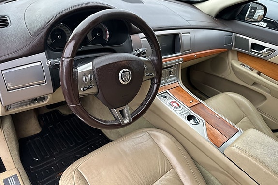 Jaguar XF 19 of 30