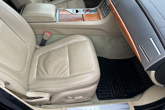 Jaguar XF 13 of 30
