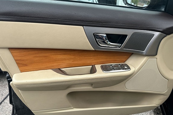 Jaguar XF 21 of 30