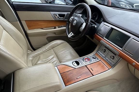 Jaguar XF 15 of 30