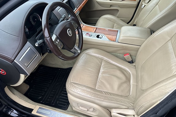 Jaguar XF 17 of 30