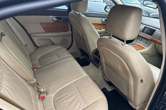 Jaguar XF 10 of 30