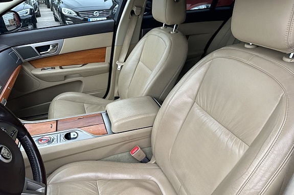 Jaguar XF 18 of 30