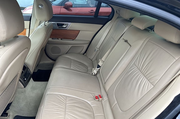 Jaguar XF 11 of 30