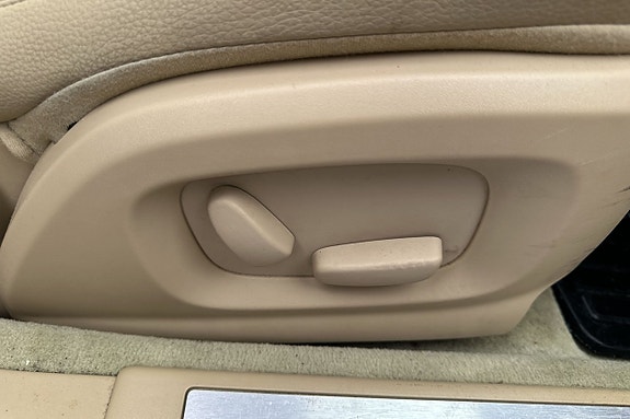 Jaguar XF 16 of 30