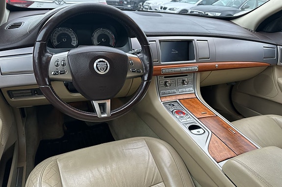 Jaguar XF 12 of 30