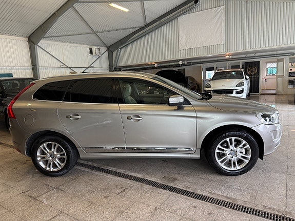 Volvo XC60 2 of 17