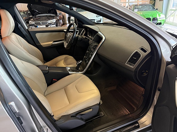 Volvo XC60 10 of 17