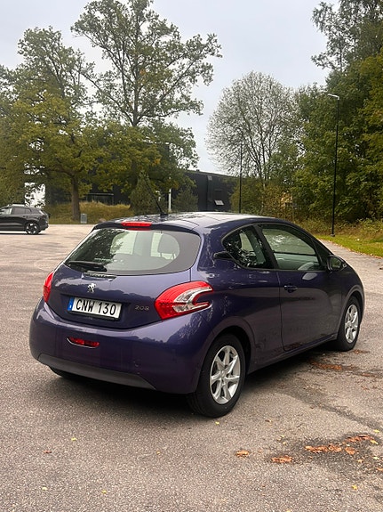 Peugeot 208 2 of 6