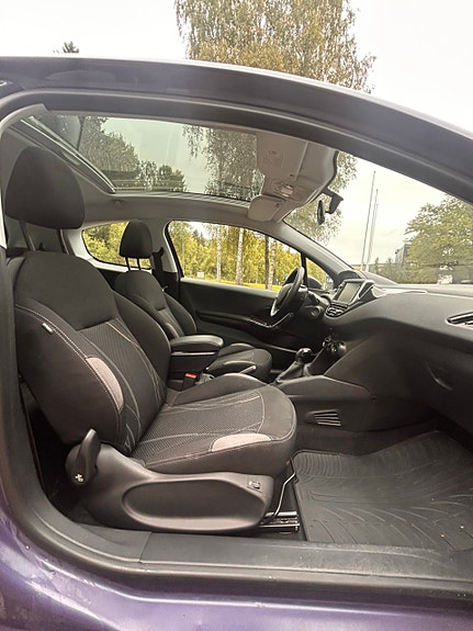 Peugeot 208 4 of 6