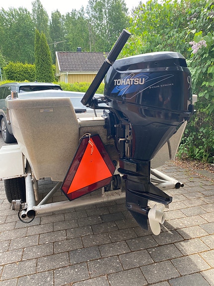 Plastbåt med motor 2 of 3