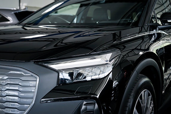 Audi Q4 e-tron 4 of 27