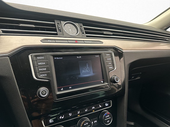 Volkswagen Passat 19 of 30