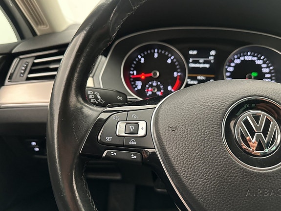 Volkswagen Passat 17 of 30