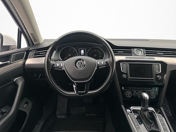 Volkswagen Passat 12 of 30