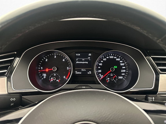 Volkswagen Passat 16 of 30