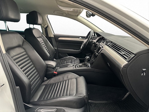 Volkswagen Passat 13 of 30