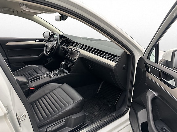 Volkswagen Passat 14 of 30