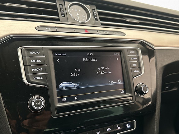 Volkswagen Passat 22 of 30