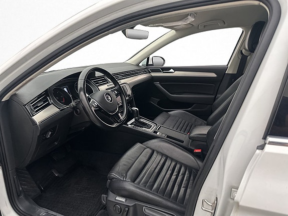 Volkswagen Passat 9 of 30
