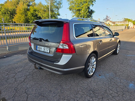 Volvo V70 2 of 8