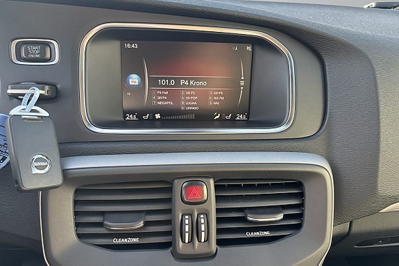 Volvo V40 Cross Country 13 of 17