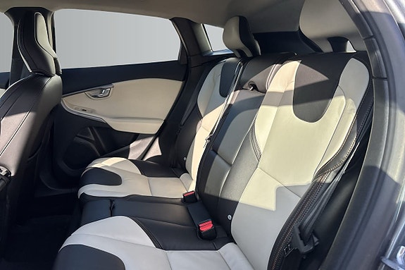 Volvo V40 Cross Country 11 of 17