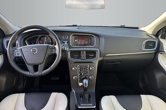 Volvo V40 Cross Country 12 of 17